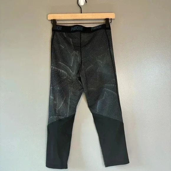 Nike Dri-Fit Medium Victory Base Layer Tight Fit Crop Legging - Picture 5 of 6